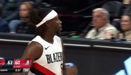 182体育-廉颇老矣？霍勒迪背运上篮&amp;连中三分球 个人独得8分追上比分